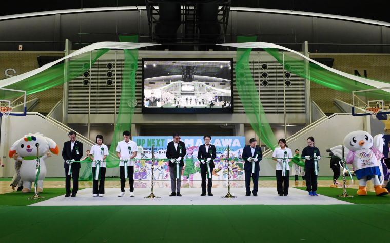 関係者によるテープカットの写真