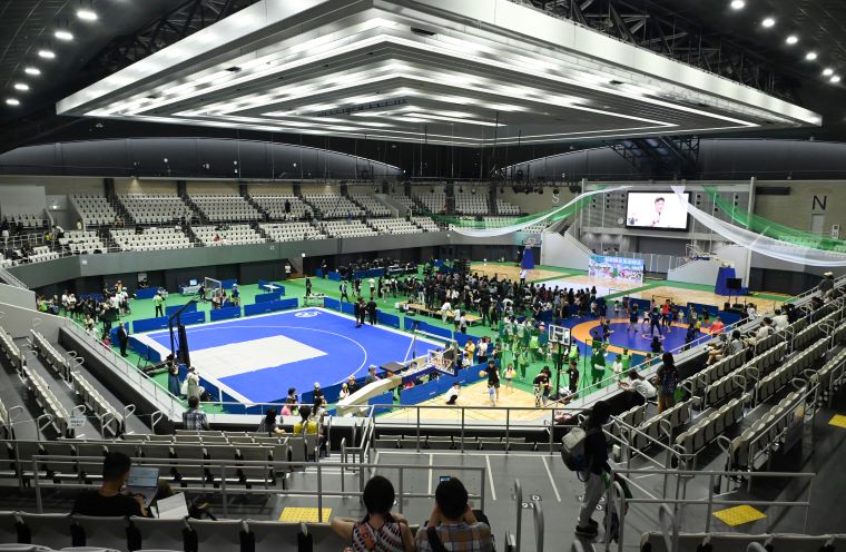 座席も天井の照明も新しくなった駒沢体育館の内部の写真