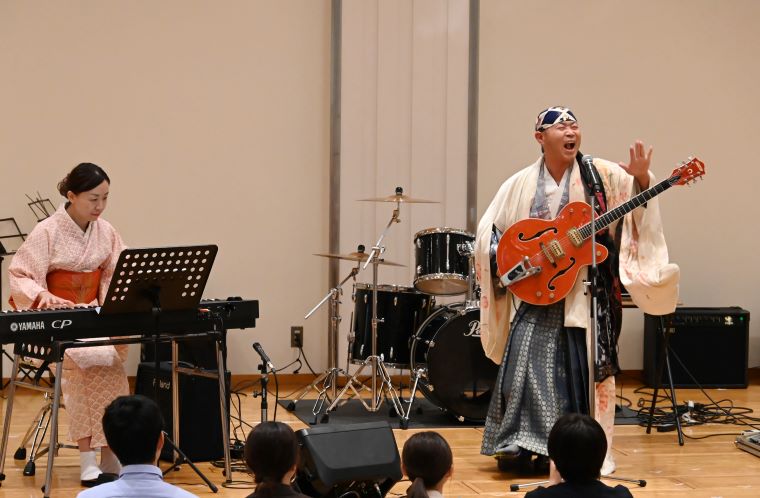 片腕のギタリスト輝彦さんの写真