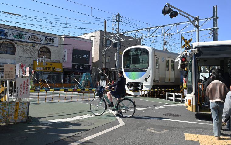 西武新宿線の沼袋駅わき踏切の写真