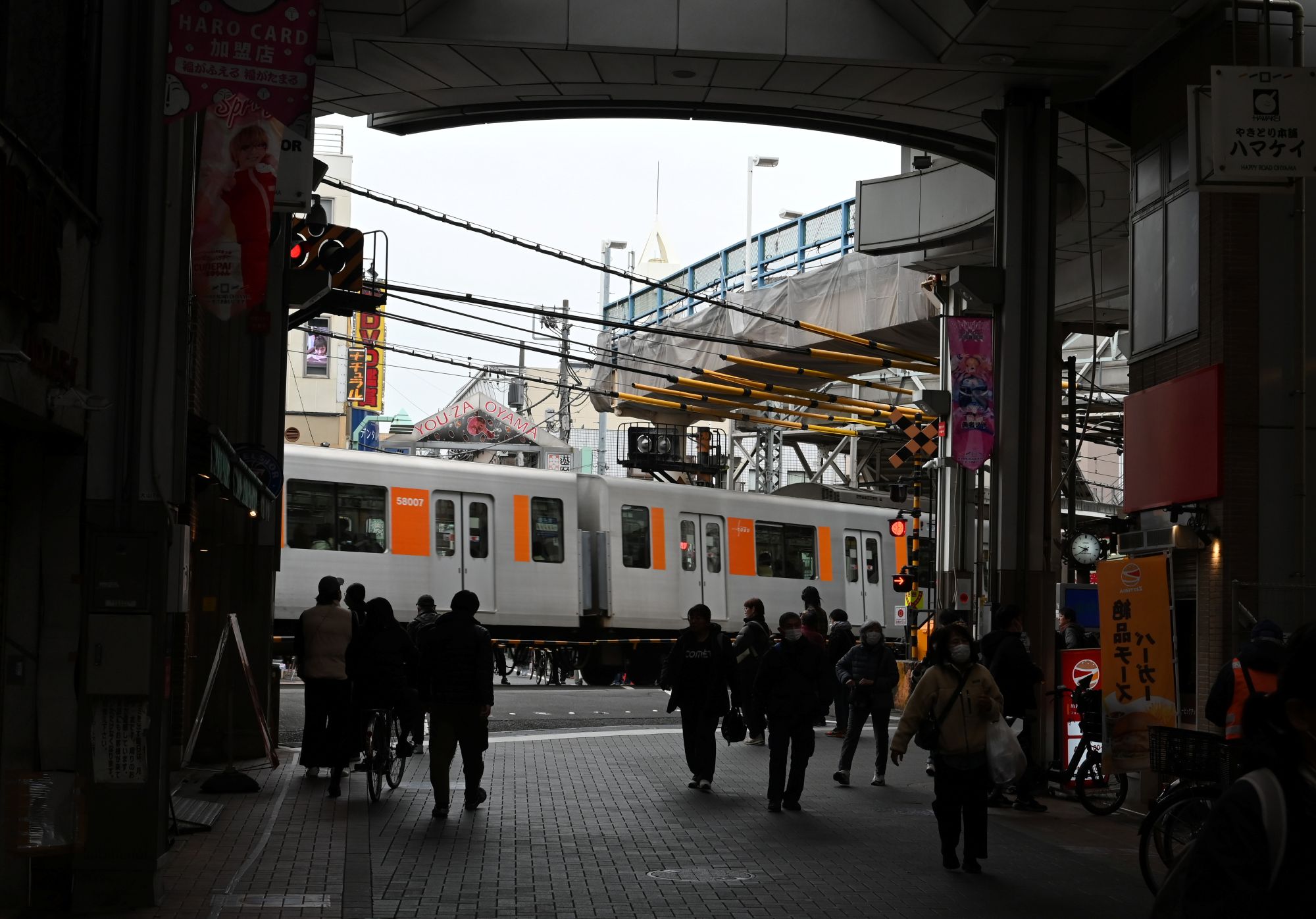 東武東上線の大山駅わきの踏切の写真