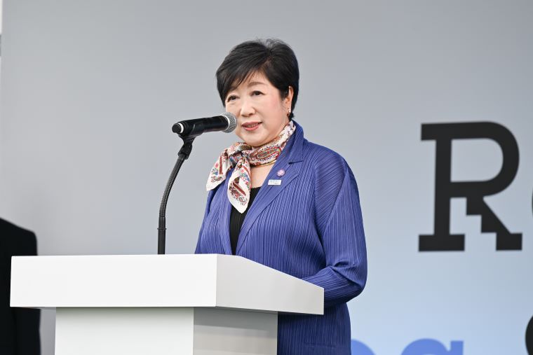 挨拶をする小池知事の写真
