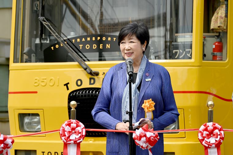 挨拶をする小池知事の写真