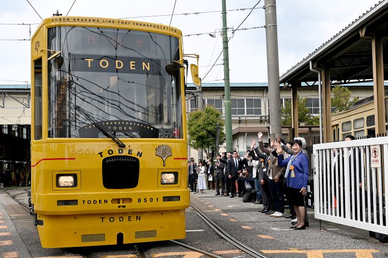 小池知事たちが、リニューアルした車両の出発を見送る写真