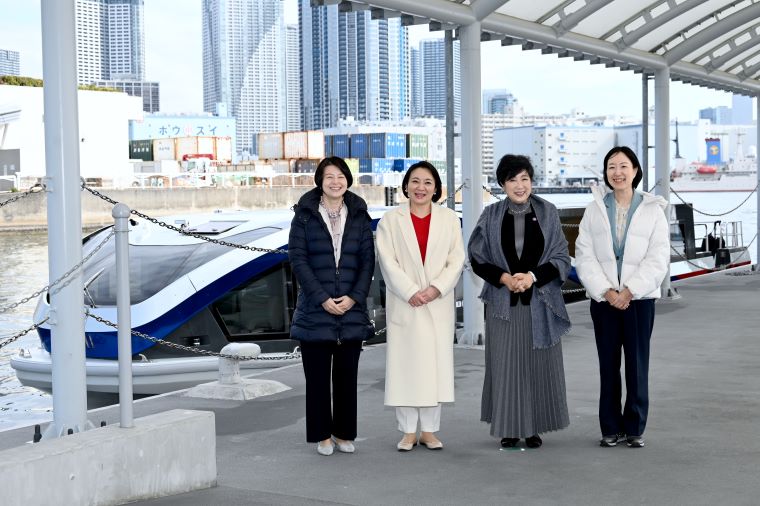 電動旅客船に試乗する小池知事たちの写真