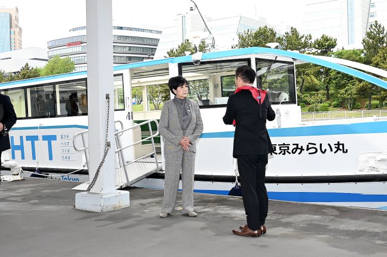 船舶の説明を受ける小池知事の写真