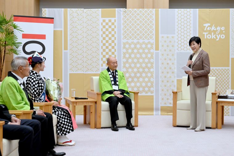 小池知事と会談するキャラバン隊の写真