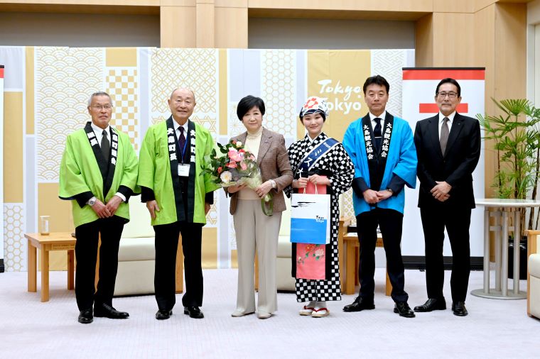 小池知事とキャラバン隊の写真