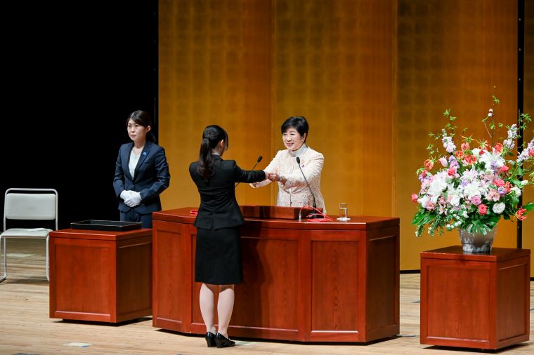小池知事が辞令を交付する写真