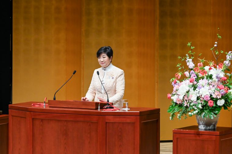 小池知事が式辞を述べる写真
