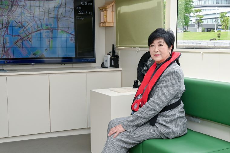 船舶に試乗する小池知事の写真