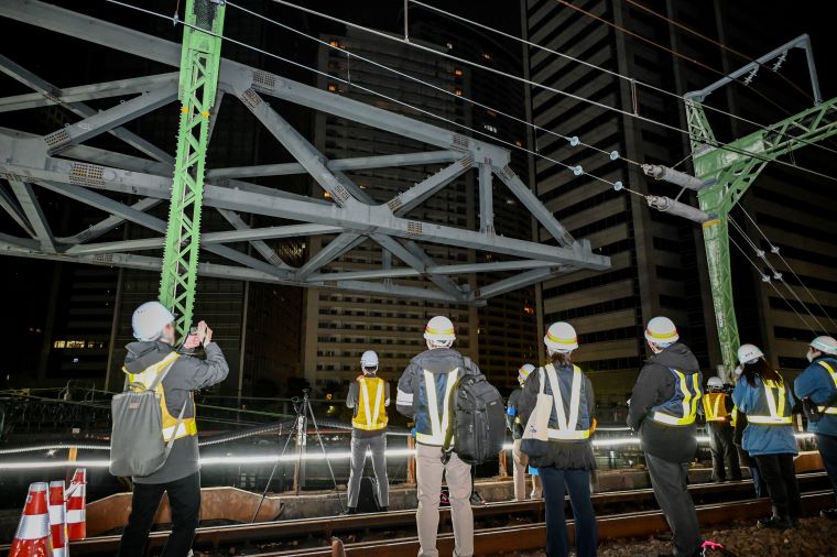 八ツ山跨線々路橋の前方仮設トラスの写真