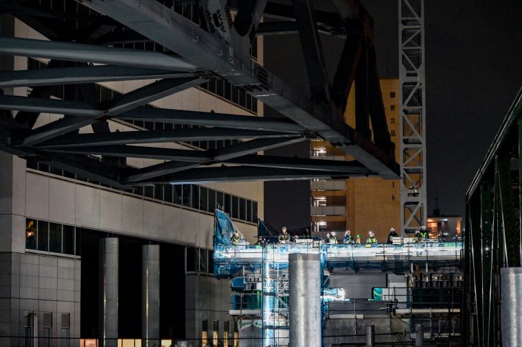 八ツ山跨線々路橋が北品川駅方面の橋台に近づく写真