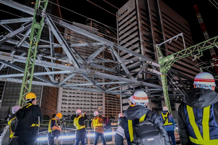 ゆっくりと送り出される八ツ山跨線々路橋の写真