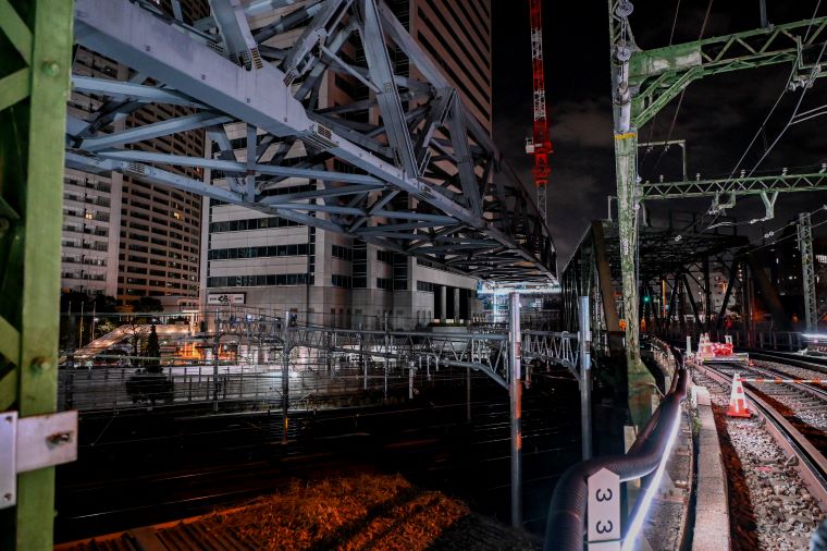 八ツ山跨線々路橋が北品川駅方面の橋台に着いた写真