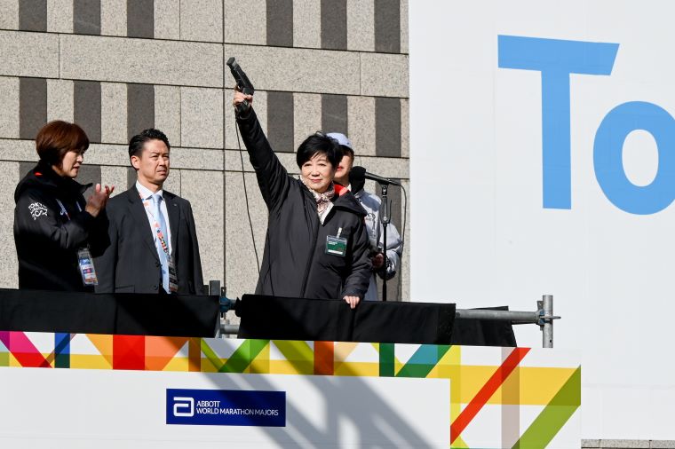 号砲をならす知事の写真