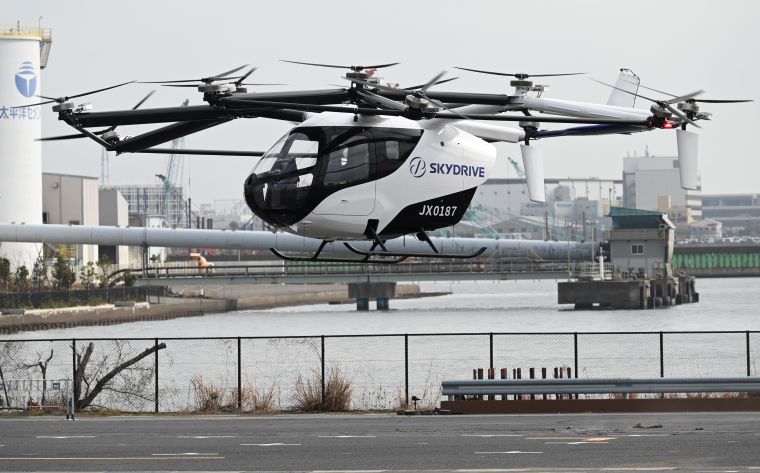 遠隔操縦により無人運転をする機体の写真