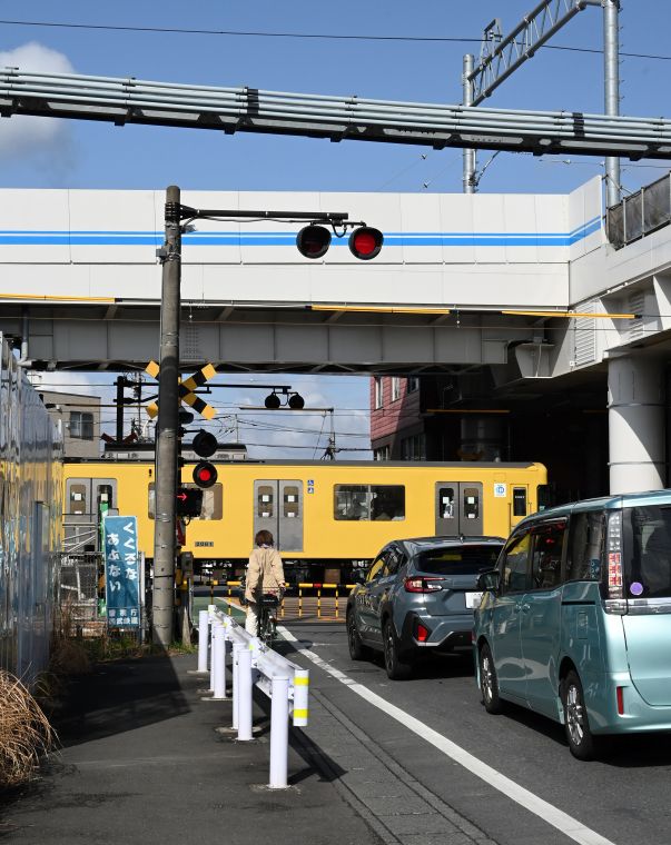 西武新宿線の東村山駅わきの踏切の写真