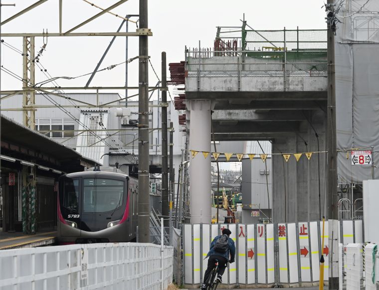 京王線の桜上水駅の高架工事の写真